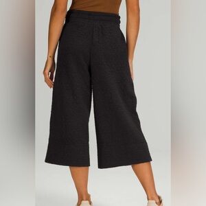 Lululemon Women’s Wide-Leg, Cropped Yoga Sweatpants Size 10